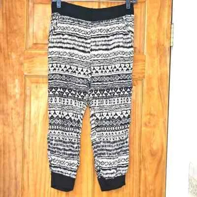 Forever 21 XXI Women's Black and White Aztec Patterned Cropped Pants, Size M - Image 1 of 4