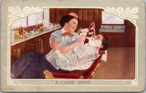 Postal de saludos de cómic vintage de 1910 "A CLOSE SHAVE" peluquería / chica bonita - Imagen 1 de 2