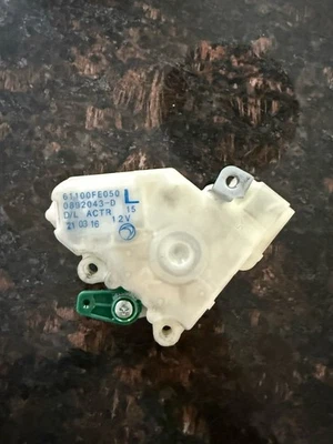 Actuador de bloqueo de puerta trasera izquierda Subaru 61100FE050 02-07 Impreza WRX Outback OEM Foto 1 de 4