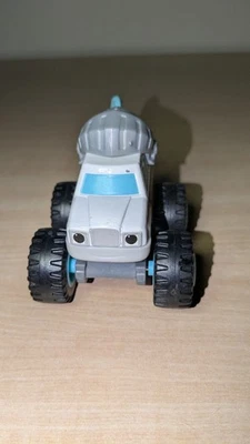 Camión diecast Blaze And The Monster Machines Knight Foto 1 de 3