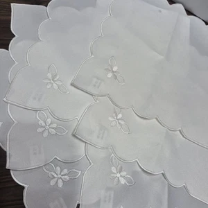 6 ausgefallene weiße Gänseblümchen Polyester Stoff Servietten Tee Brunch Wüste Tischset - Bild 1 von 7