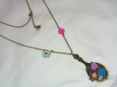 ...Nato Per Regnare...Pendente A Specchio Con Locket In Oro, Fiori In Lucite... - Immagine 1 di 4