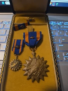 WW2 AIR MEDAL +MINI MEDAL + RIBBON WITH CLUSTERS + LAPEL PIN IN CASE-SEE STORE - Imagen 1 de 12