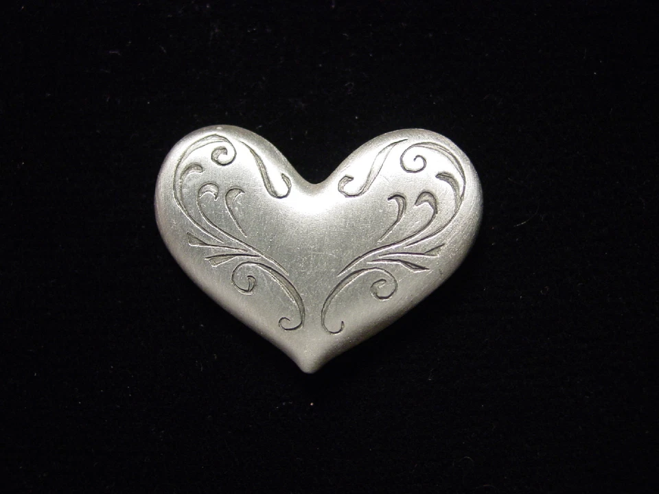 JJ Jonette 珠宝银锡“Amish Designed Heart”胸针 — 第 1/1 张图片