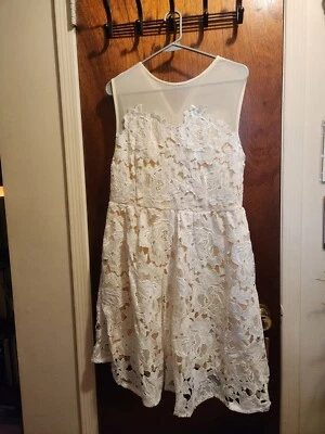 vestido love kuza, sin mangas en amarillo suave con encaje croquetado en el exterior Foto 1 de 3