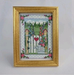 Fertiggestelltes Vintage Kreuzstich Gartentor im Rahmen Country Cottagecore - Bild 1 von 11
