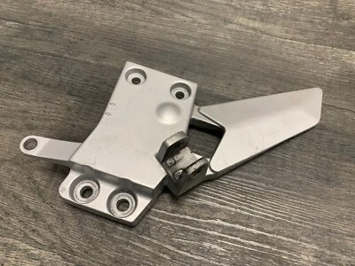 Yamaha 2003-2005 FJR1300 OEM reposapiés delantero izquierdo estribo soporte de montaje Foto 1 de 4