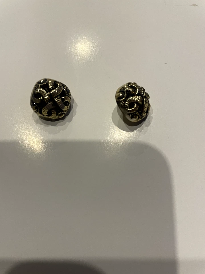 2 silberfarbige  Knöpfen mit Muster neu Durchmesser  ca 13mm kugelförmig mit Öse - Bild 1 von 1