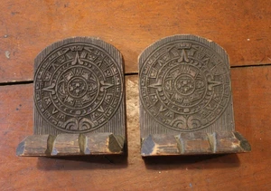 Lotto 2 fermalibri in legno intagliato - Foto 1 di 11