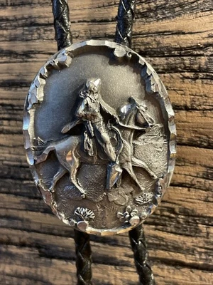 Corbata Siskiyou Cowboy Bolo 870299 1986 cuero negro peltre elevado 3D gris peltre Foto 1 de 4