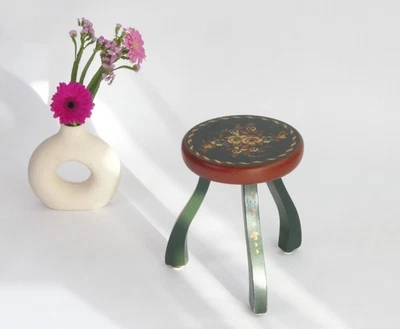 Taburete de ordeño de madera vintage verde y rojo Hindeloopen, trípode pintado a mano Foto 1 de 4