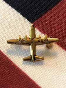 Piccola spilla vintage epoca Vietnam USAF C-130 Ercole metallo tono oro aereo - Foto 1 di 5