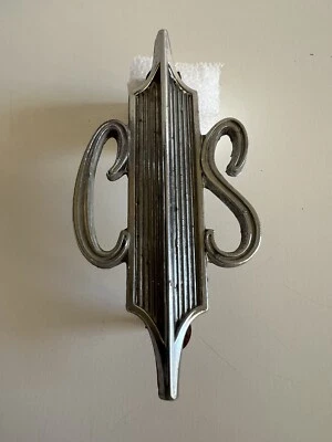 Cutlass Supreme 1967 cromo metal emblema panel de puerta o maletero 67 '67 Oldsmobile Foto 1 de 4