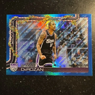 2025-26 Topps Holiday Baloncesto Azul Brillo Lámina #H129 Kings Foto 1 de 2
