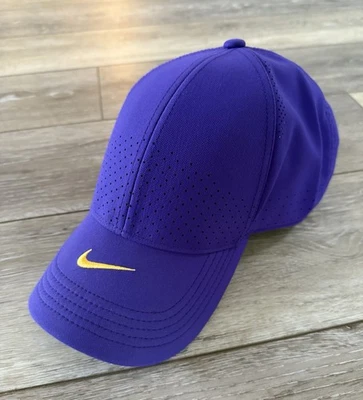 Gorra Nike Aerobill Golf Strapback Center Swoosh CU6473-548 púrpura oro amarillo Foto 1 de 4