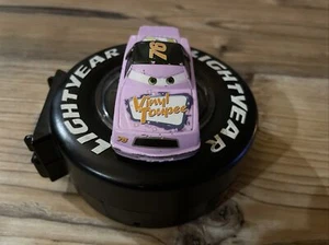 DISNEY PIXAR CARS AUTO 1:55 - VINYL TOUPEE 76 - Mit Reifenabschussrampe - Bild 1 von 10