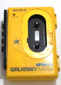 Reproductor de cinta casete radio Walkman deportivo amarillo Sony WM-F45 funciona para piezas - Imagen 1 de 3