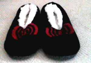Black Knit Bow Soft Slippers WSize S-M 6-8 Fleece Line Bott Nubs NEW - Picture 1 of 2