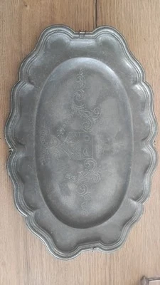 Grand plat en étain à décors armoiries   - Photo 1/4