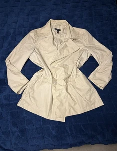 Gabardina corta de doble botonadura beige para mujer INC International Concepts - Imagen 1 de 11