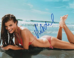 Costume da bagno illustrato sportivo Nina Agdal modello FIRMATO 8x10 foto COA! - Foto 1 di 1