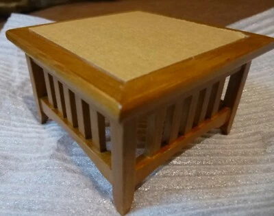 Mesa auxiliar "Manor House Miniatures", inserción plexi escala 1:12" Mission Craftsman Foto 1 de 4