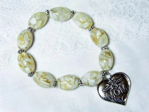 CYNTHIA LYNN "MOM" MOTHER'S DAY CREAM SHELL BEAD STRETCH HEART CHARM BRACELET - Picture 1 of 1