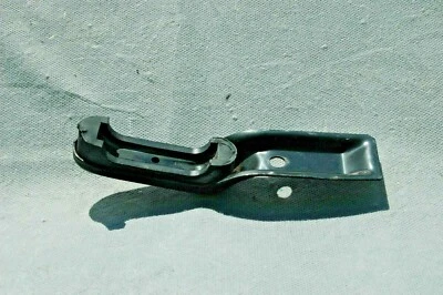 Оригинальное верхнее крепление радиатора 1986-1993 Volvo 240 244 - Изображение 1 из 3