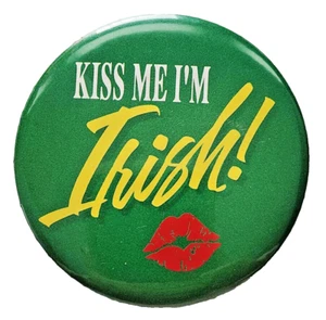 Sangamon BUTTON PIN St Patrick Vintage "KISS ME I'M IRISH" Red Lips 2.5" Pinback - Picture 1 of 3
