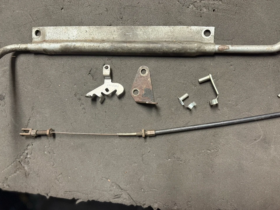 Cabo de aceleração Volvo 1800E e diversas peças de acelerador - Imagem 1 de 1