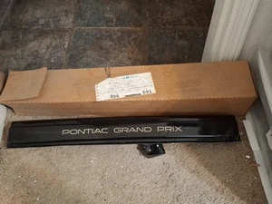 NOS 1988-93 PONTIAC GRAND PRIX TAIL LAMP FILLER ASSEMBLY OEM GM 16509728 - Bild 1 von 7