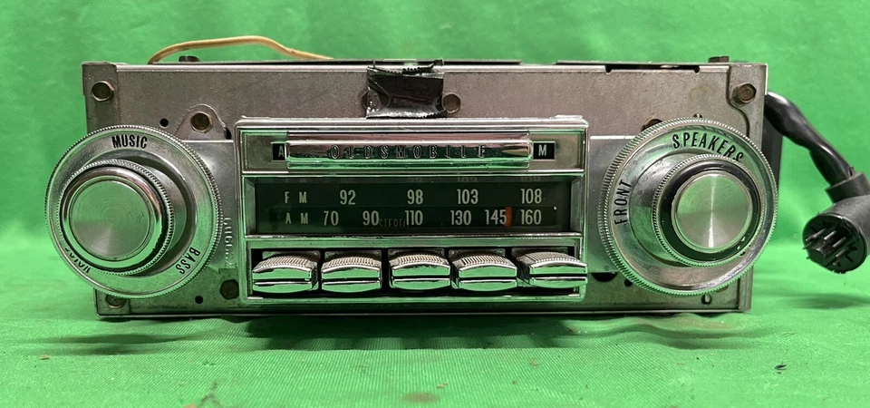Oldsmobile Cutlass 442 1970 1971 1972 radio AM FM con perillas 7313193 03BFM1 OEM Foto 1 de 4