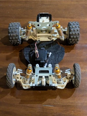 Impresionante Comical Shorty Team Associated RC10 Buggy Grafito Chasis Rodillo Foto 1 de 4