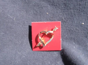 Avon Love Struck Tac Pin Corazón de 1983 Nuevo en caja Bonito - Imagen 1 de 1