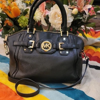 Cartera Michael Kors negra con detalles dorados Foto 1 de 4