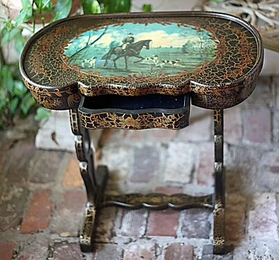 Mesa lateral vintage feita à mão de madeira de ebonita pintada à mão cena de caça - Imagem 1 de 4