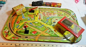 Marx Windup Metal Piepan Train Layout with Plastic Accessories & Train - Picture 1 of 13