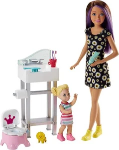 Barbie Niñeras Juego con Silla para Orinar, Patrón y Muñeca Niño GGP44 NUEVO - Imagen 1 de 6