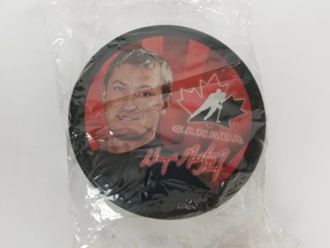 McDonald's Wayne Gretzky Hockey Puck 2002 Team Canada new in package Cover