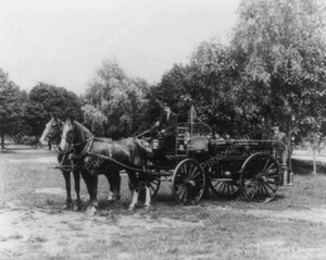 Pferdegezogener antiker Feuerwehrwagen 1910er Jahre 8x10 Nachdruck eines alten Fotos - Bild 1 von 1