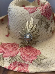 Boucher Flower Brooch Pin Faux Pearl Gold Tone Floral Classic Signed Vintage - Picture 1 of 7