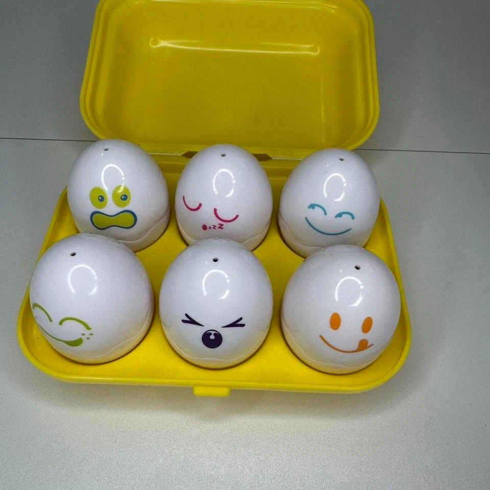 Vintage 1993 E1581 Tomy Egg Shape Sorting Hide N Squeak Toy Eggs & Yellow Carton - Изображение 1 из 4