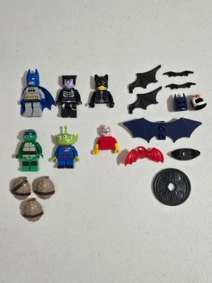 Lego BATMAN NINJA TURTLE ALIEN & More (6 Total) Minifigure and Accessories Lot - Image 1 of 4