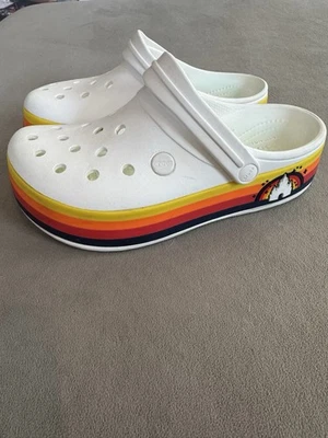 Disney Parks Fantasyland Blanco Con Retro Rayas Castillo Plataforma Crocs - J/M6 W8 Foto 1 de 4