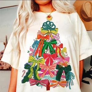 Bunter koketter Weihnachtsbaum Preppy Holiday Stechpalme lustig rosa fröhlich und hell - Bild 1 von 3