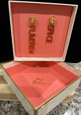 NUEVO Pendientes colgantes Betsey Johnson It’s Fall Y’All Pumpkin Spice Latte naranja Foto 1 de 3