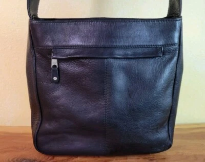 Hermosa Cartera Bandolera Negra Colección Cuero Chaos Solapa Frontal  Foto 1 de 4