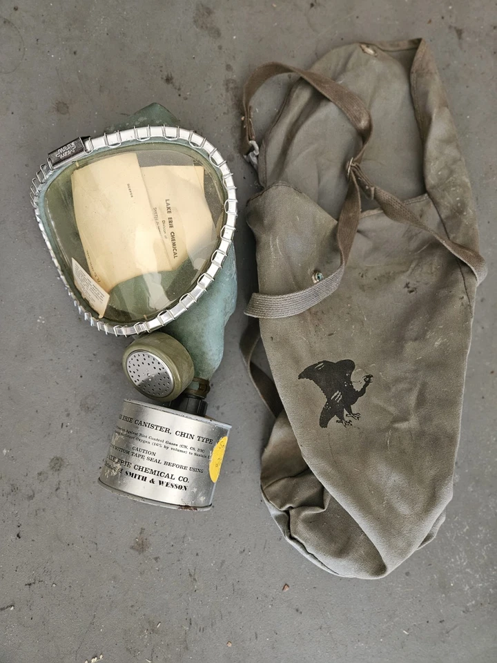 Smith & Wesson 美国海军陆战队眼泪防毒面具 1973 年 MSA Clearvue 带包 — 第 1/4 张图片