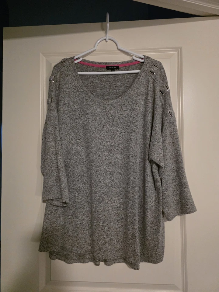 Suéter suave manga 3/4 gris Verve Ami para mujer con detalle de metal talla 2X Foto 1 de 4