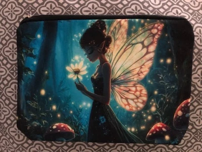 Hada sosteniendo una margarita un maquillaje cosméticos artículos de tocador viaje o lo que sea organizador Foto 1 de 4